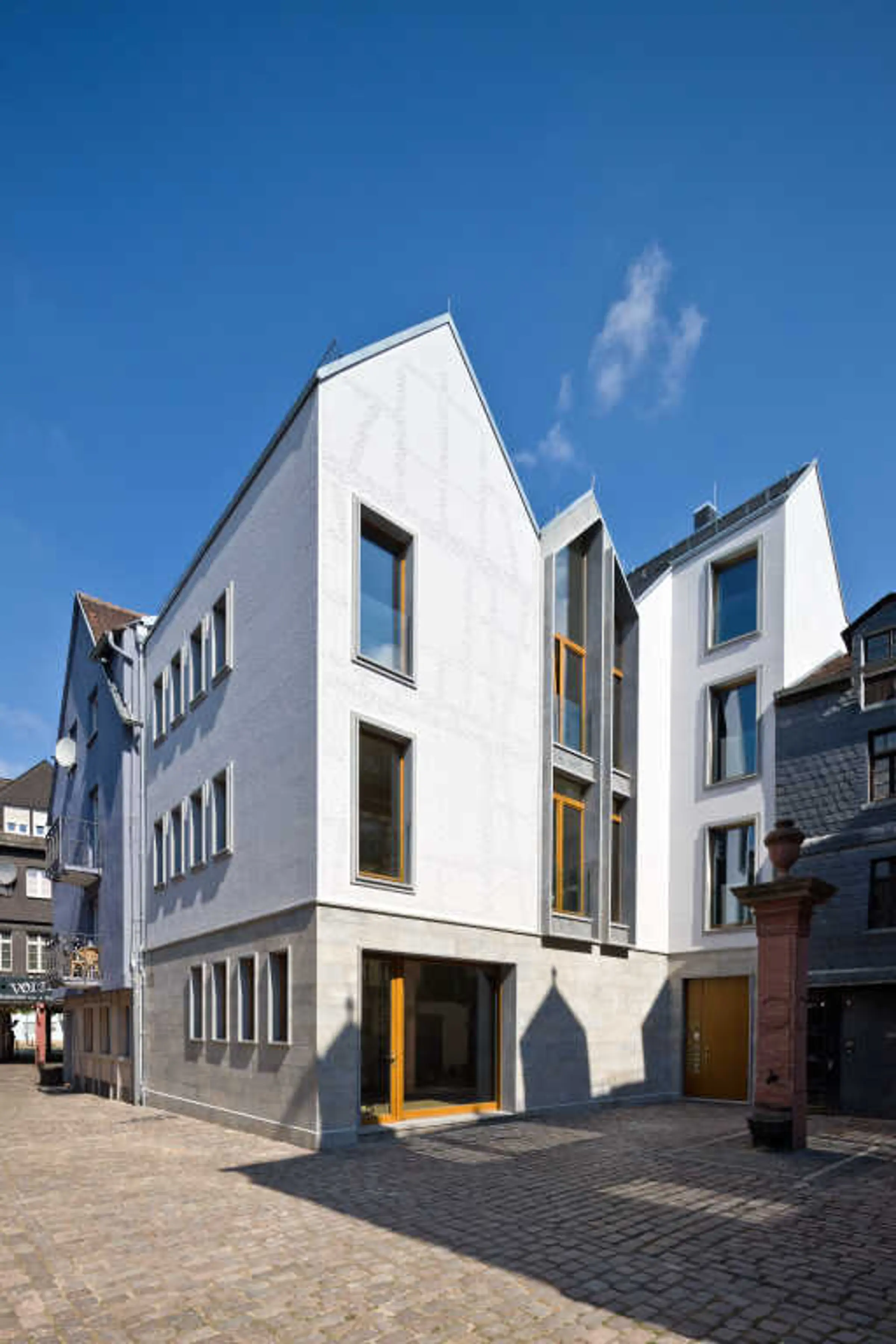 Rzeźbiona fasada domu „Kleiner Ritter” z frezowanymi liniami na panelach z Verolithu®, Frankfurt.