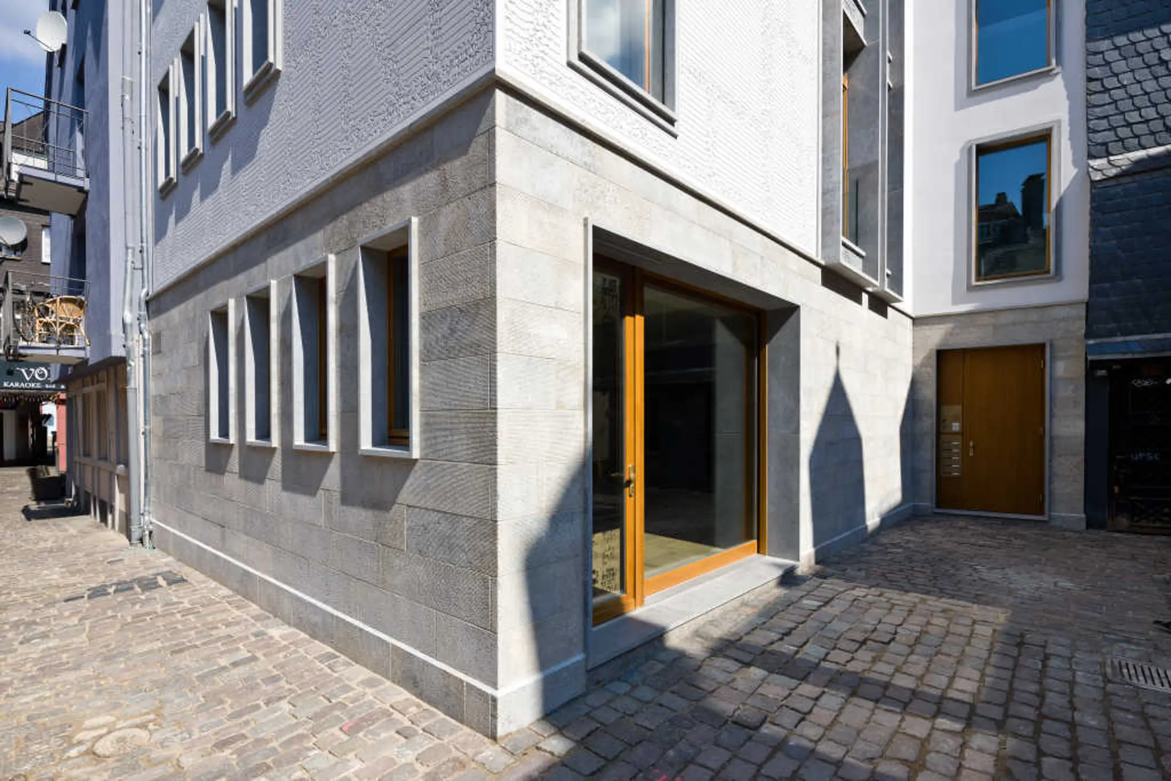 Rzeźbiona fasada domu „Kleiner Ritter” z frezowanymi liniami na panelach z Verolithu®, Frankfurt.