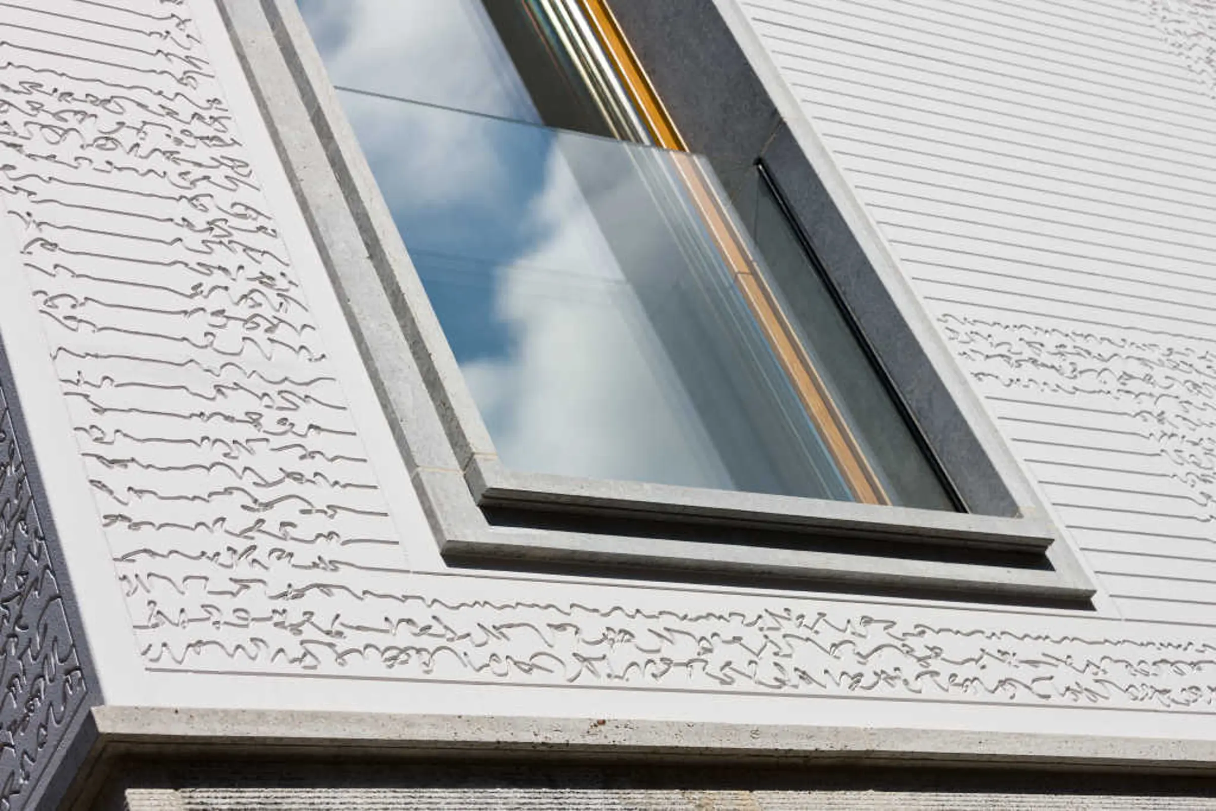 Rzeźbiona fasada domu „Kleiner Ritter” z frezowanymi liniami na panelach z Verolithu®, Frankfurt.