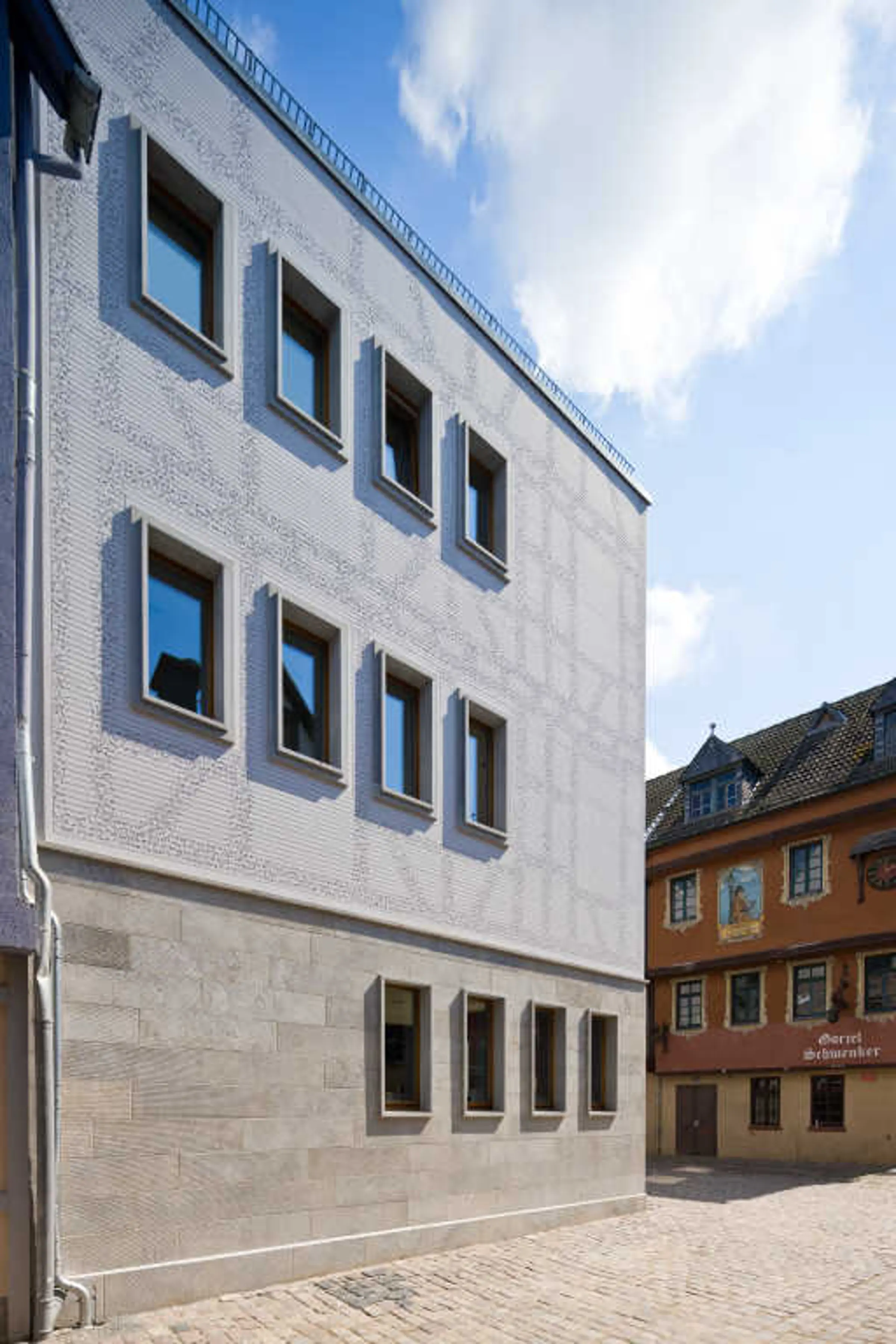 Rzeźbiona fasada domu „Kleiner Ritter” z frezowanymi liniami na panelach z Verolithu®, Frankfurt.