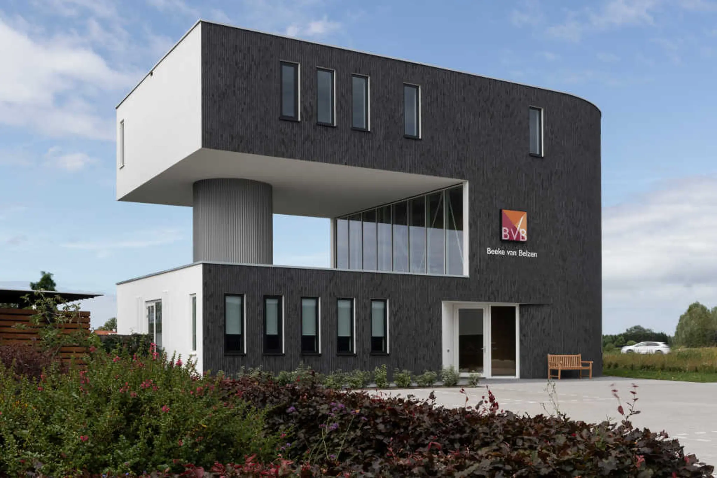 Biurowiec z elewacją z elastycznych płytek StoCleyer B o wyglądzie cegły