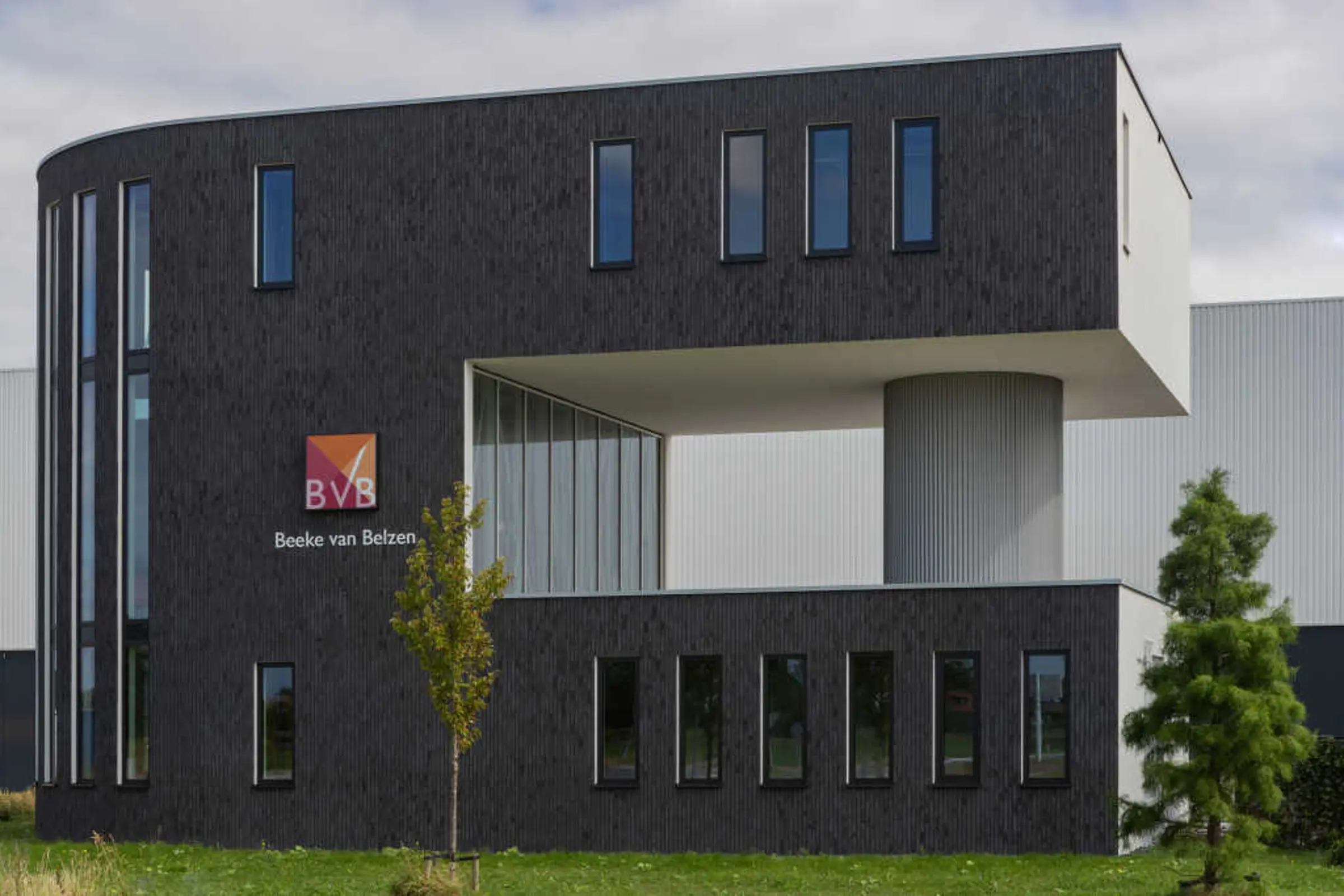 Biurowiec z elewacją z elastycznych płytek StoCleyer B o wyglądzie cegły