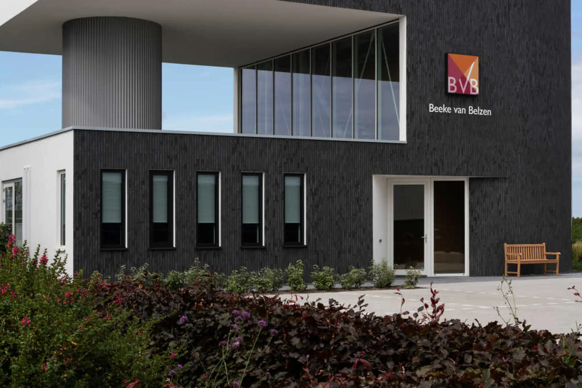 Biurowiec z elewacją z elastycznych płytek StoCleyer B o wyglądzie cegły