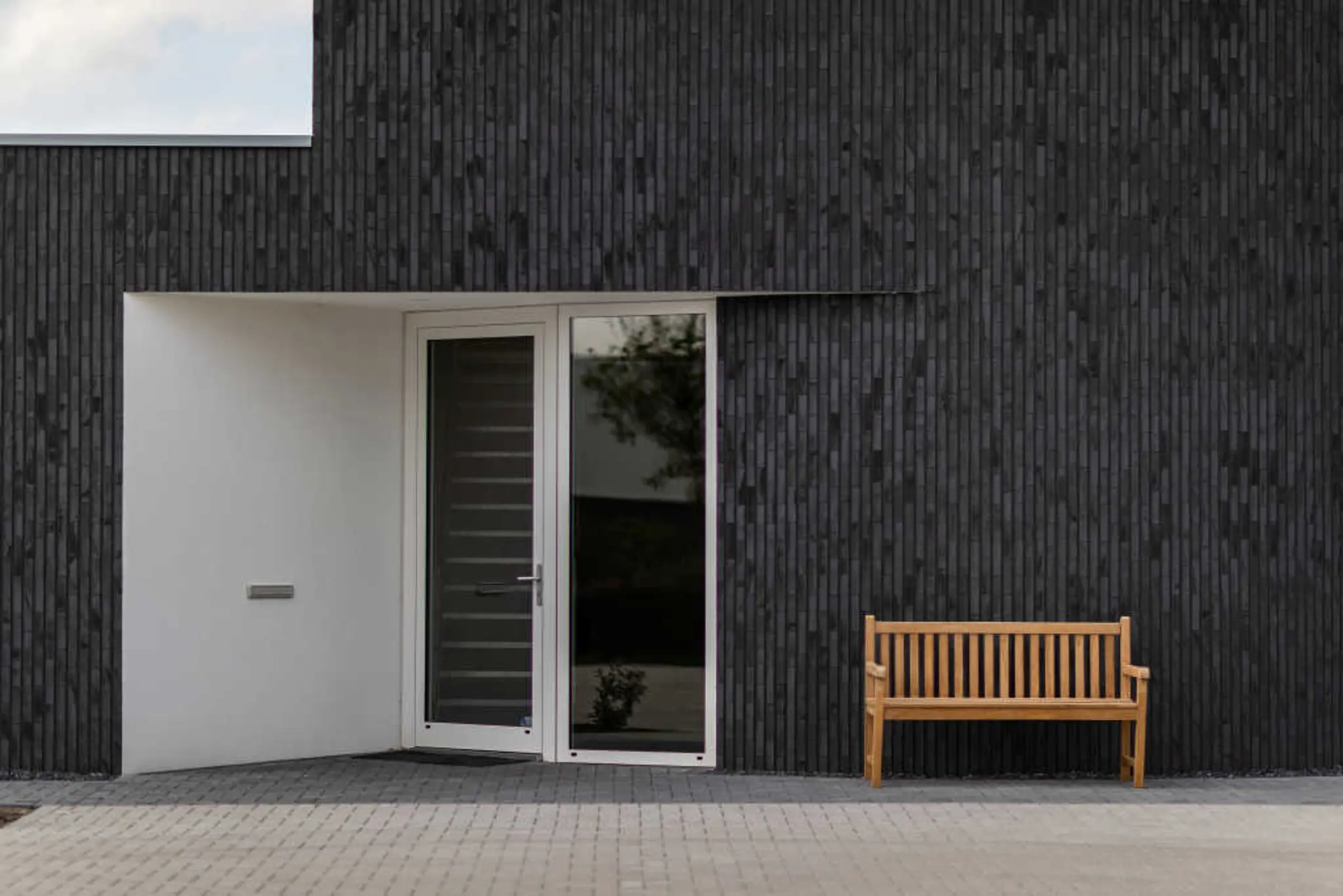 Biurowiec z elewacją z elastycznych płytek StoCleyer B o wyglądzie cegły