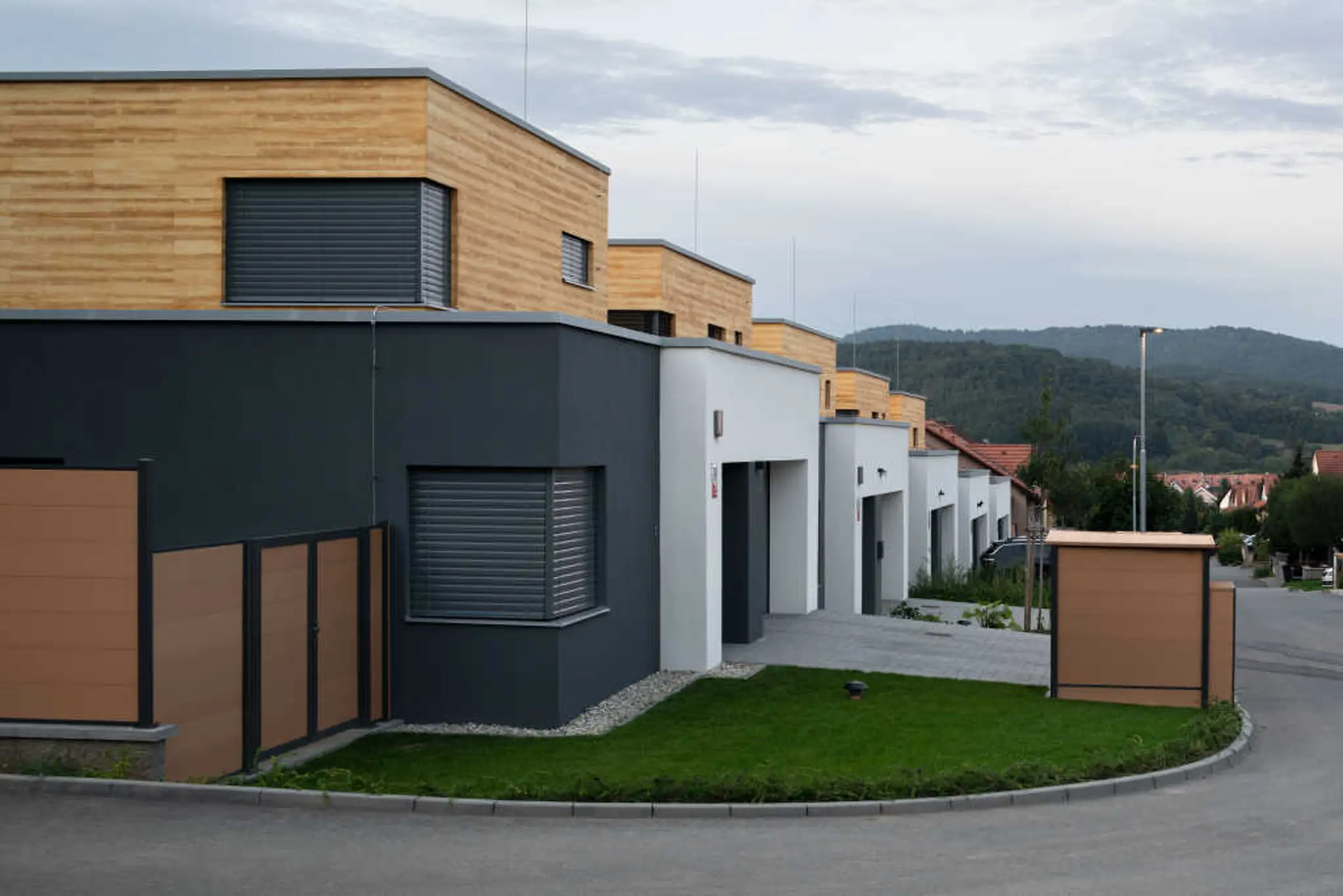 Elewacja budynku wykończona okładziną StoCleyer W o wyglądzie naturalnego drewna.