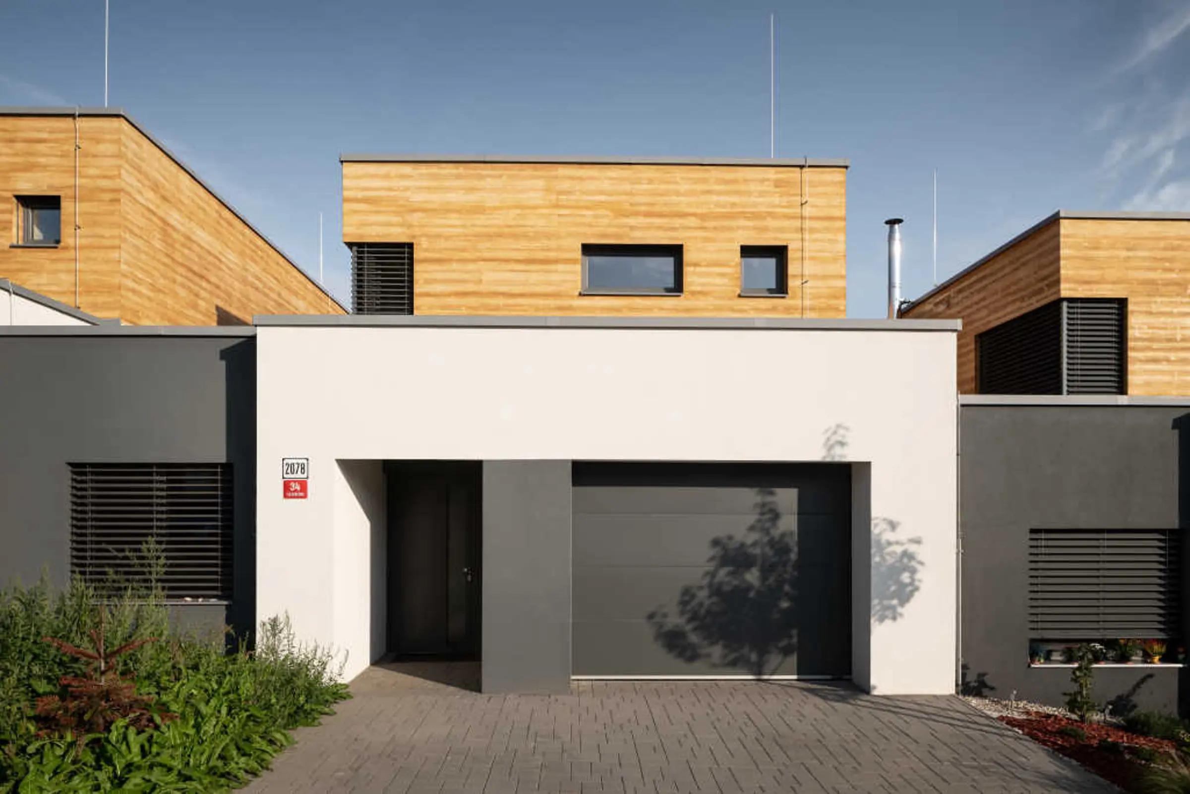 Elewacja budynku wykończona okładziną StoCleyer W o wyglądzie naturalnego drewna.