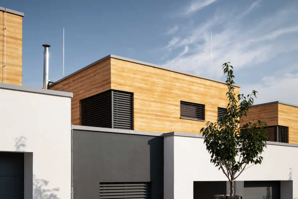 Elewacja z okładziną StoCleyer W imitującą drewno.