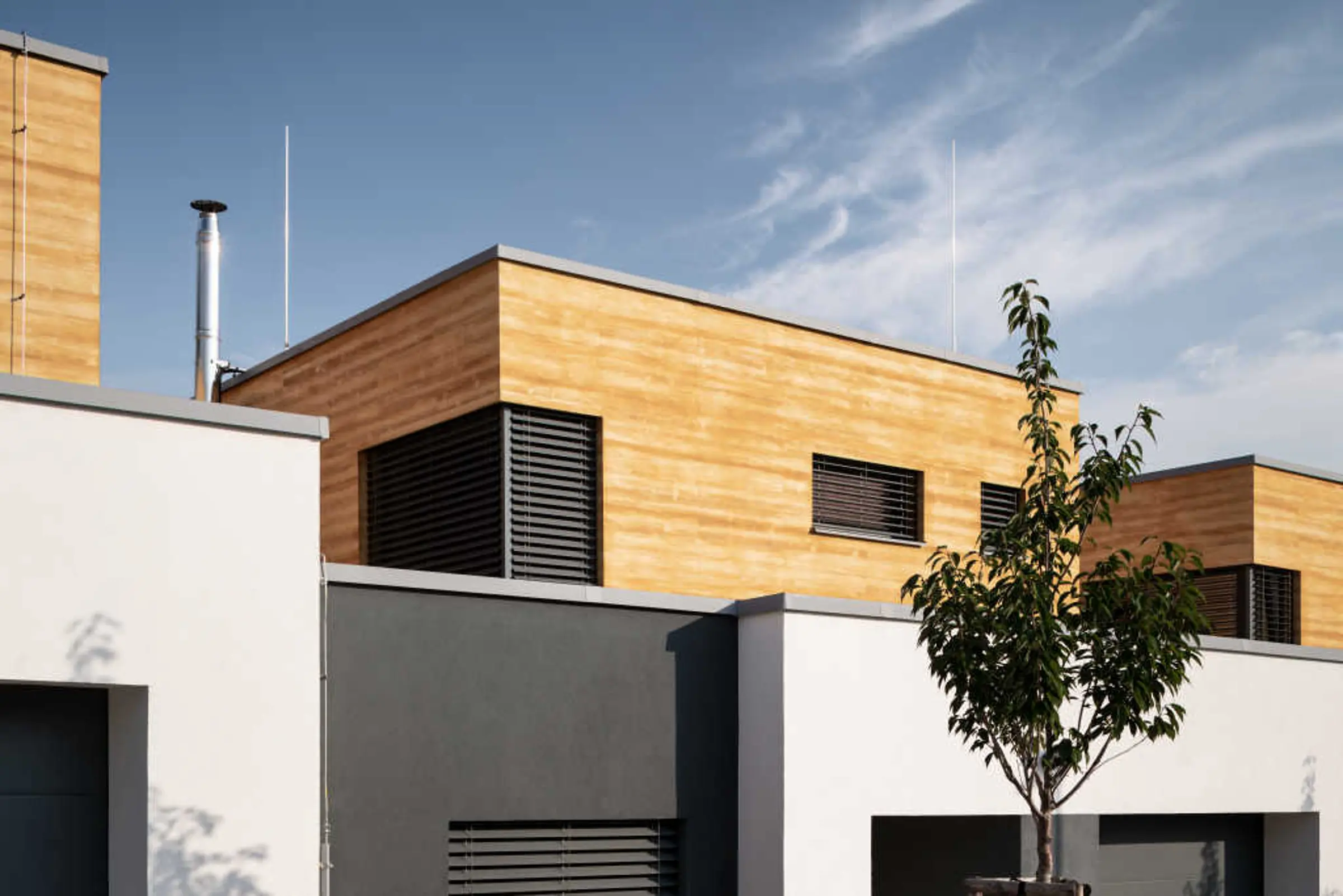 Elewacja budynku wykończona okładziną StoCleyer W o wyglądzie naturalnego drewna.