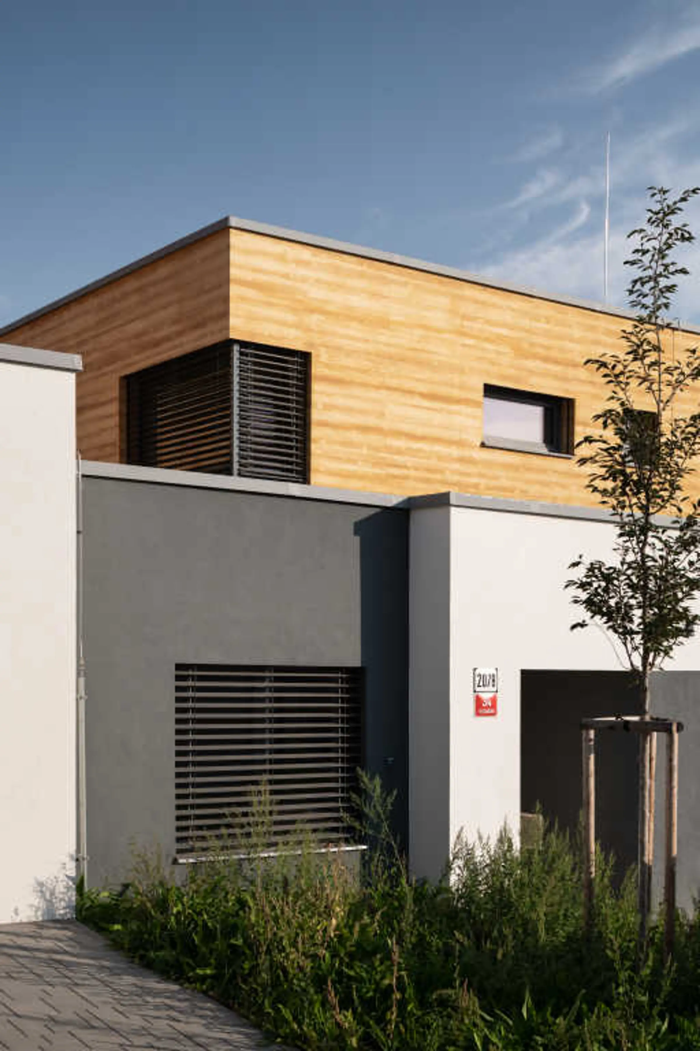 Elewacja budynku wykończona okładziną StoCleyer W o wyglądzie naturalnego drewna.