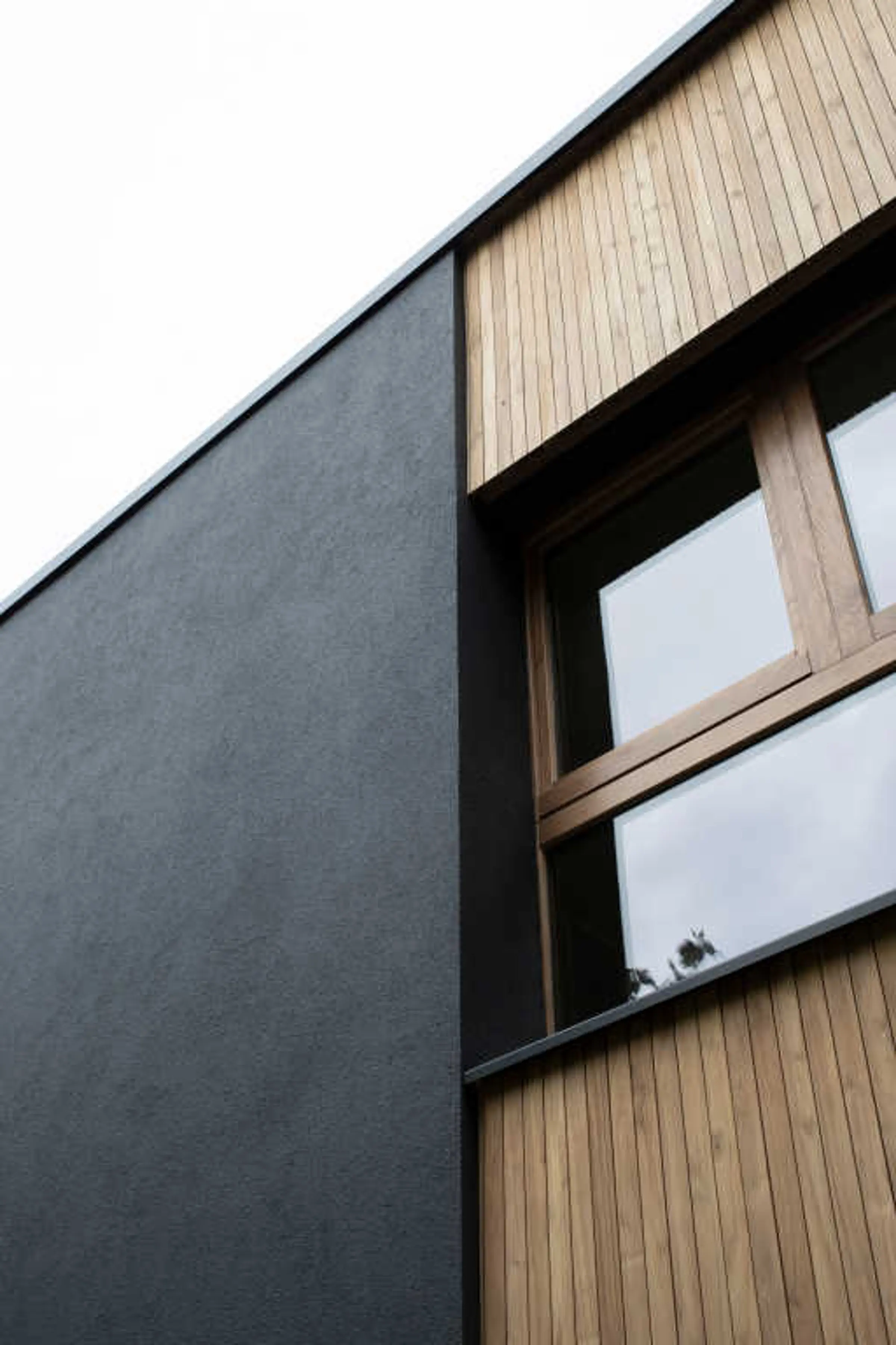 La Nera z czarną elewacją wykończoną farbą StoColor Dryonic z technologią X-black