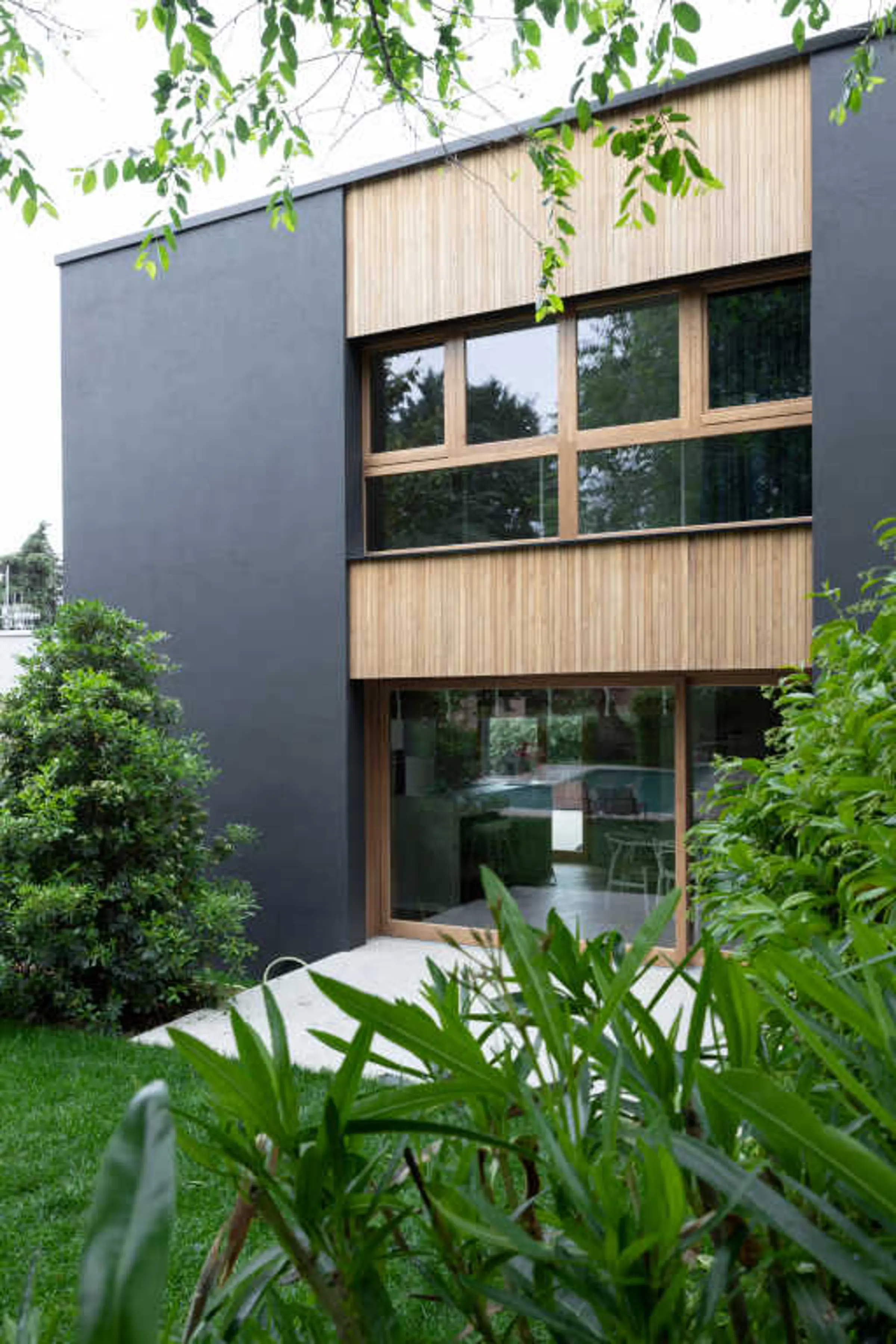 La Nera z czarną elewacją wykończoną farbą StoColor Dryonic z technologią X-black