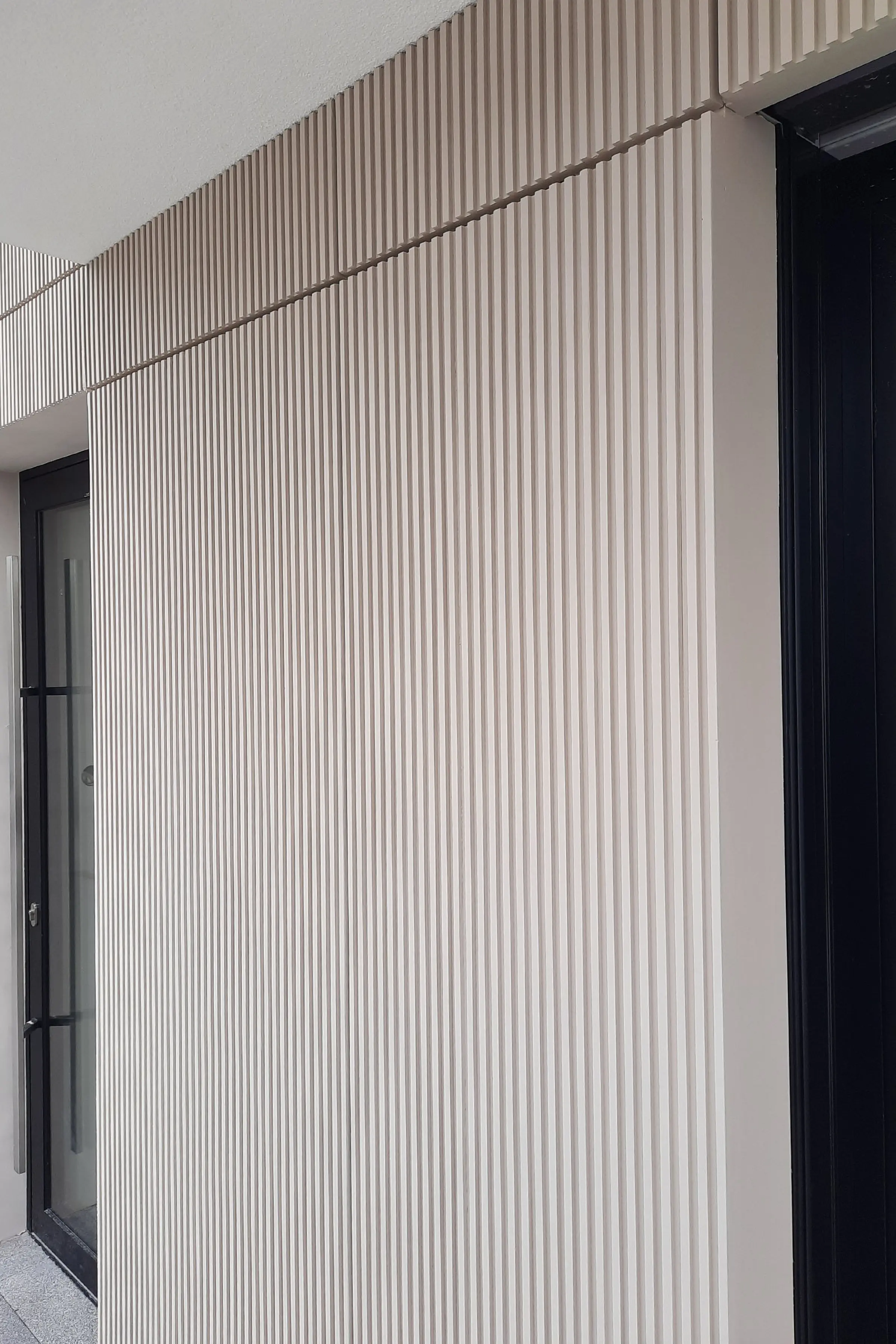 Ryfle na elewacji domu jednorodzinnego