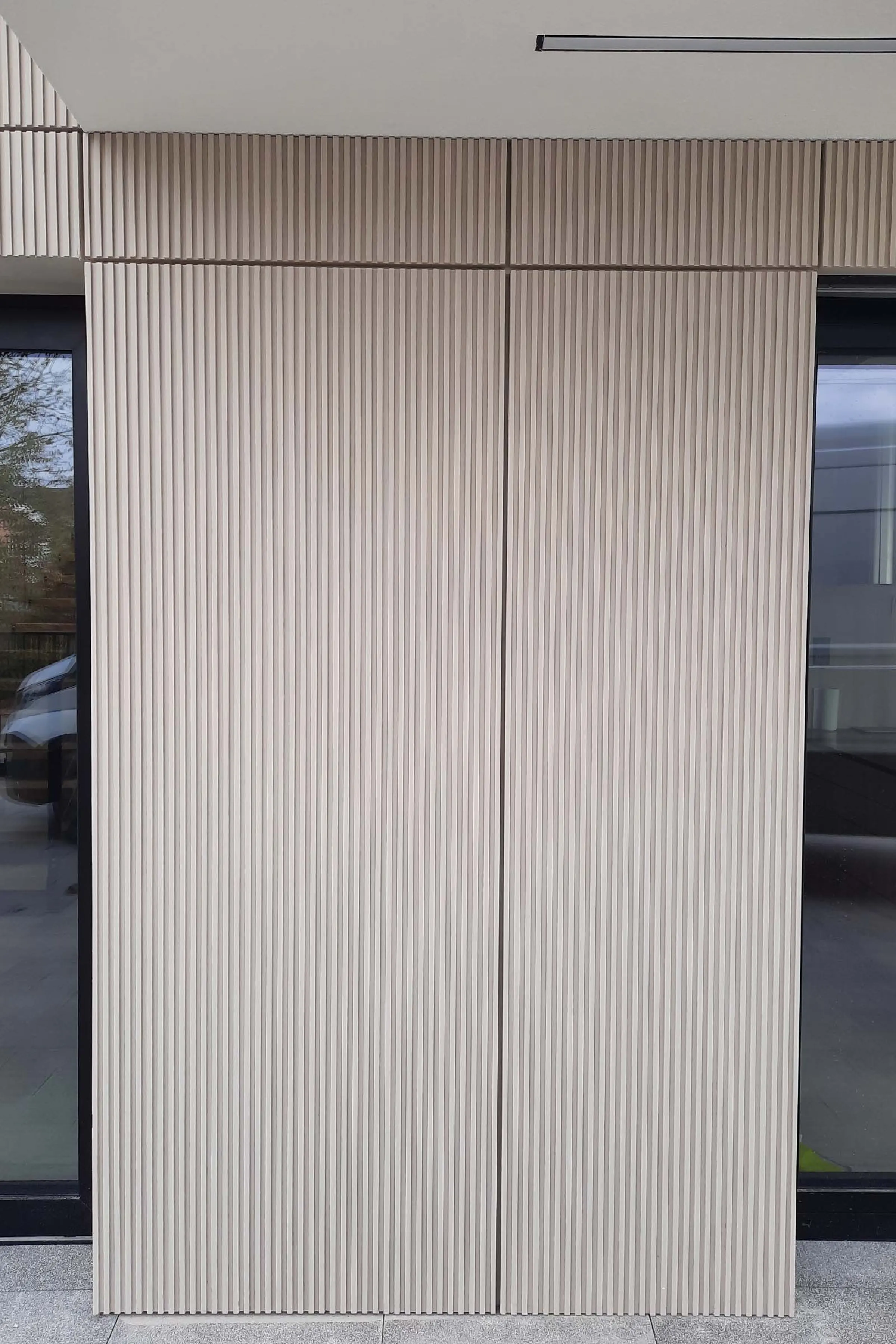 Ryfle na elewacji domu jednorodzinnego