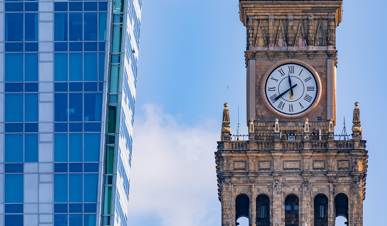 Zegar milenijny z obramowaniem w technologii StoDeco