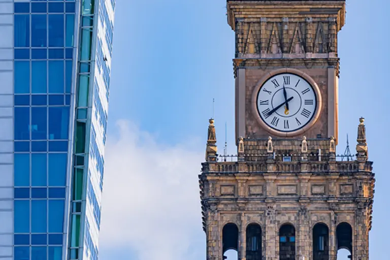 24 elementy obramowania StoDeco na zegarze PKiN 