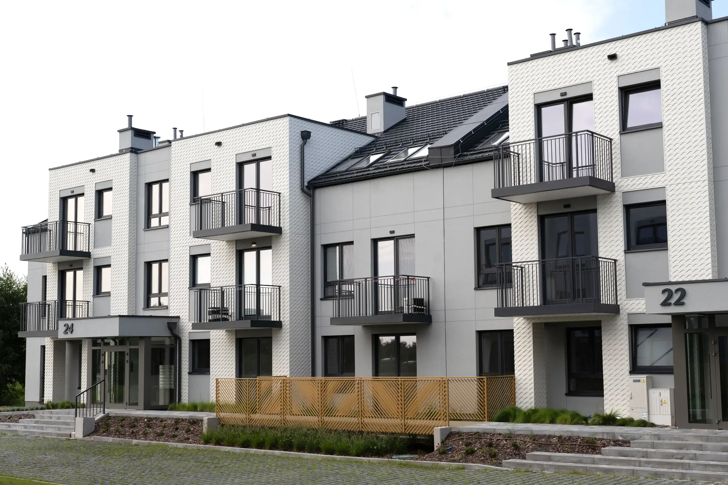 Osiedle Trimare w Sztutowie z elewacją stylizowaną na rybacką sieć