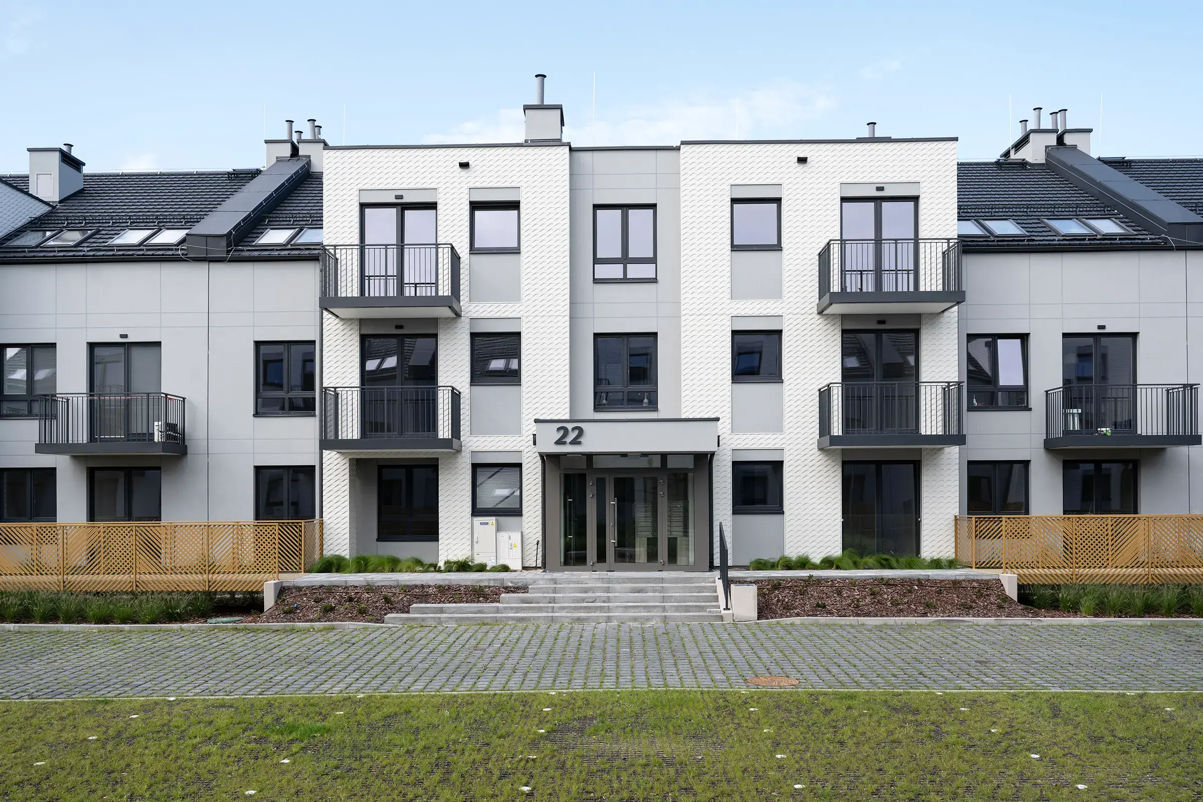 Osiedle Trimare w Sztutowie z elewacją stylizowaną na rybacką sieć