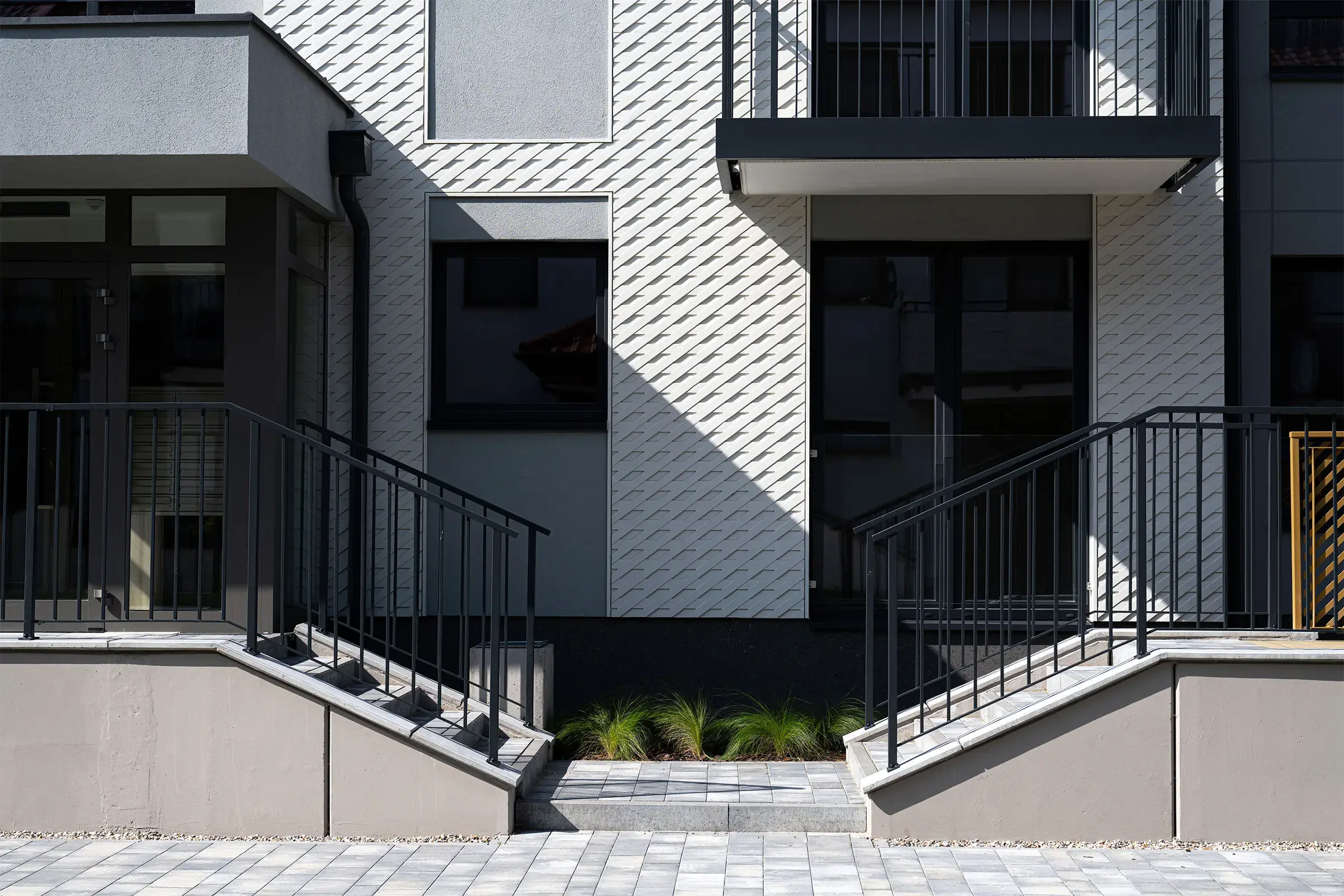 Osiedle Trimare w Sztutowie z elewacją stylizowaną na rybacką sieć