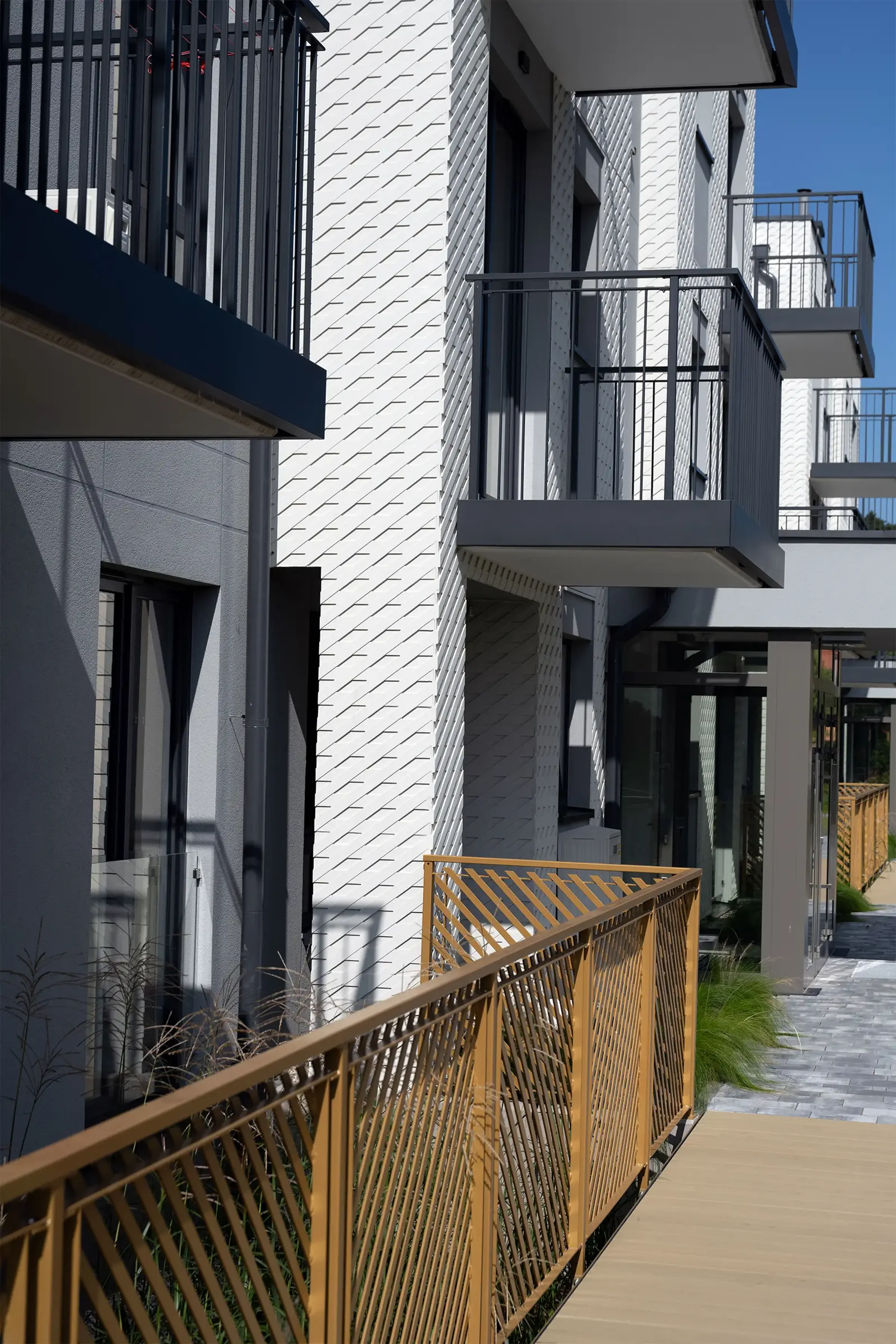 Osiedle Trimare w Sztutowie z elewacją stylizowaną na rybacką sieć