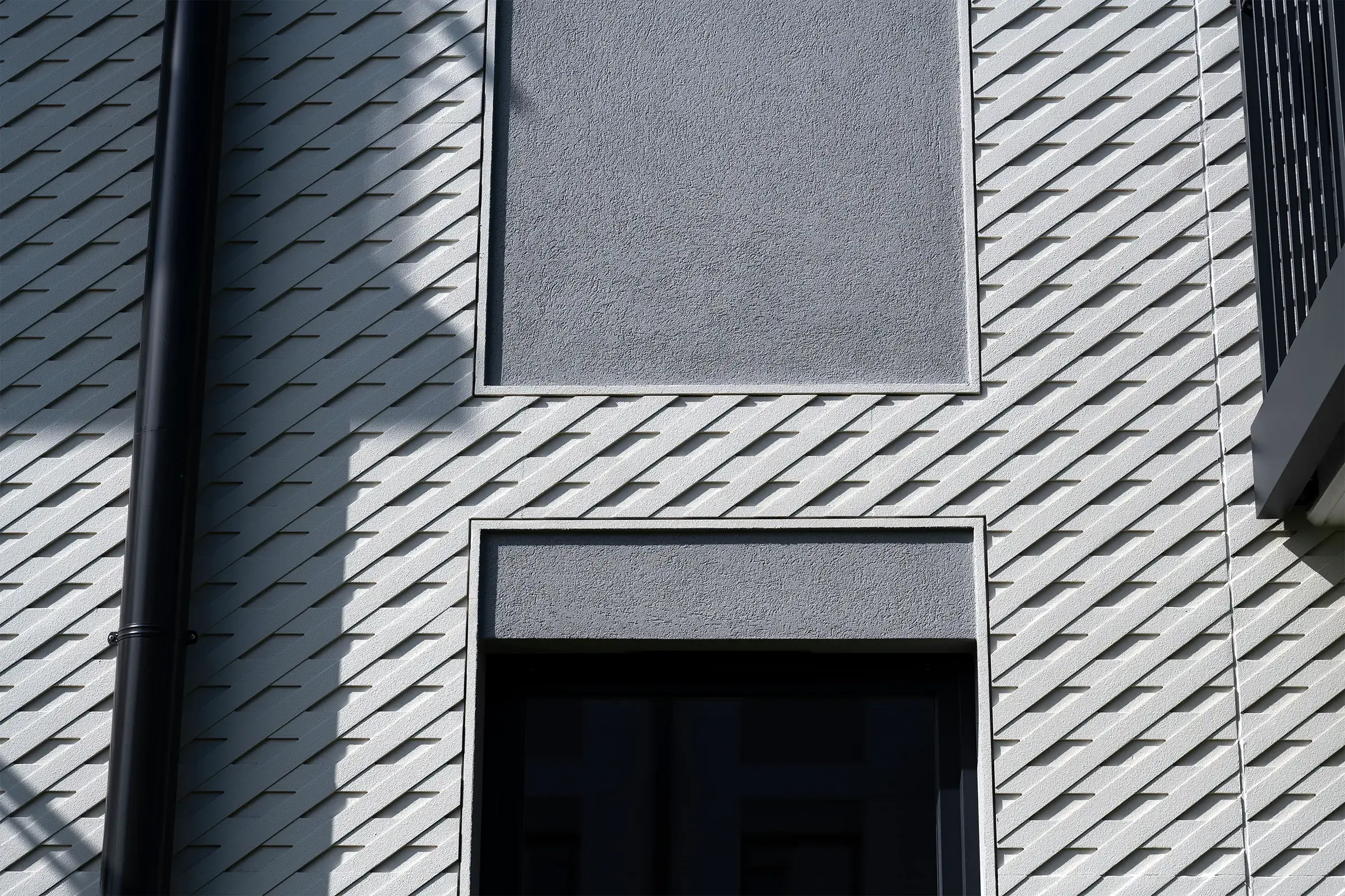 Osiedle Trimare w Sztutowie z elewacją stylizowaną na rybacką sieć