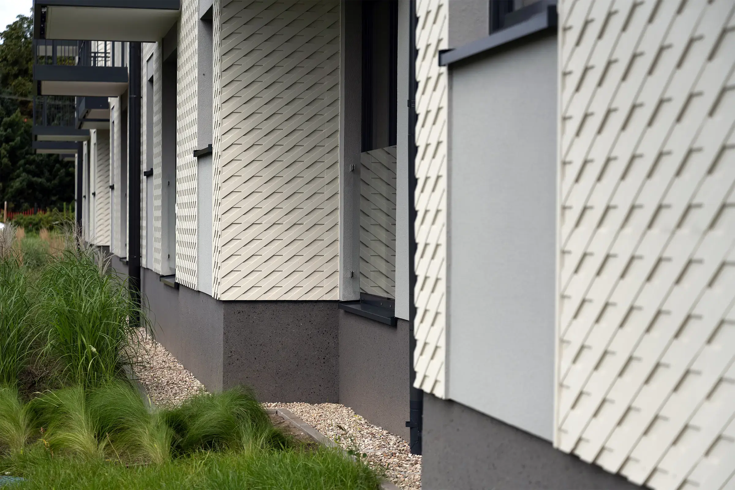 Osiedle Trimare w Sztutowie z elewacją stylizowaną na rybacką sieć