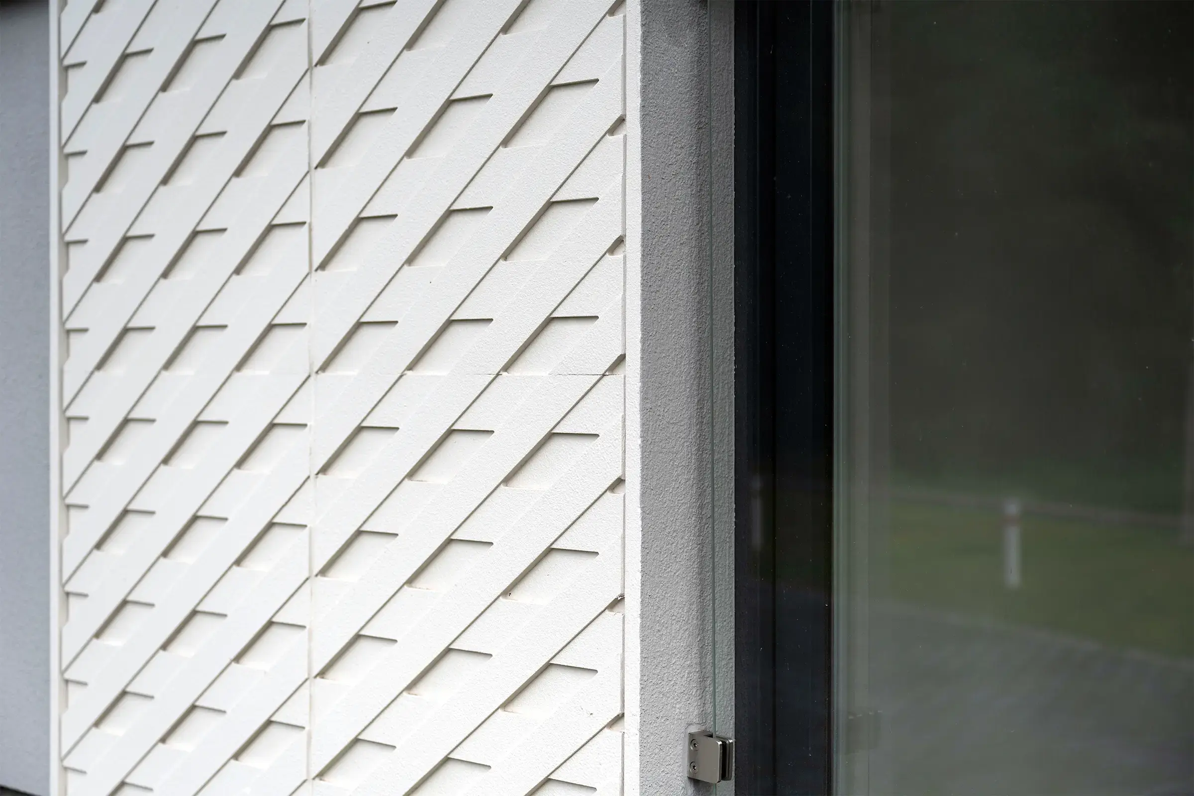 Osiedle Trimare w Sztutowie z elewacją stylizowaną na rybacką sieć