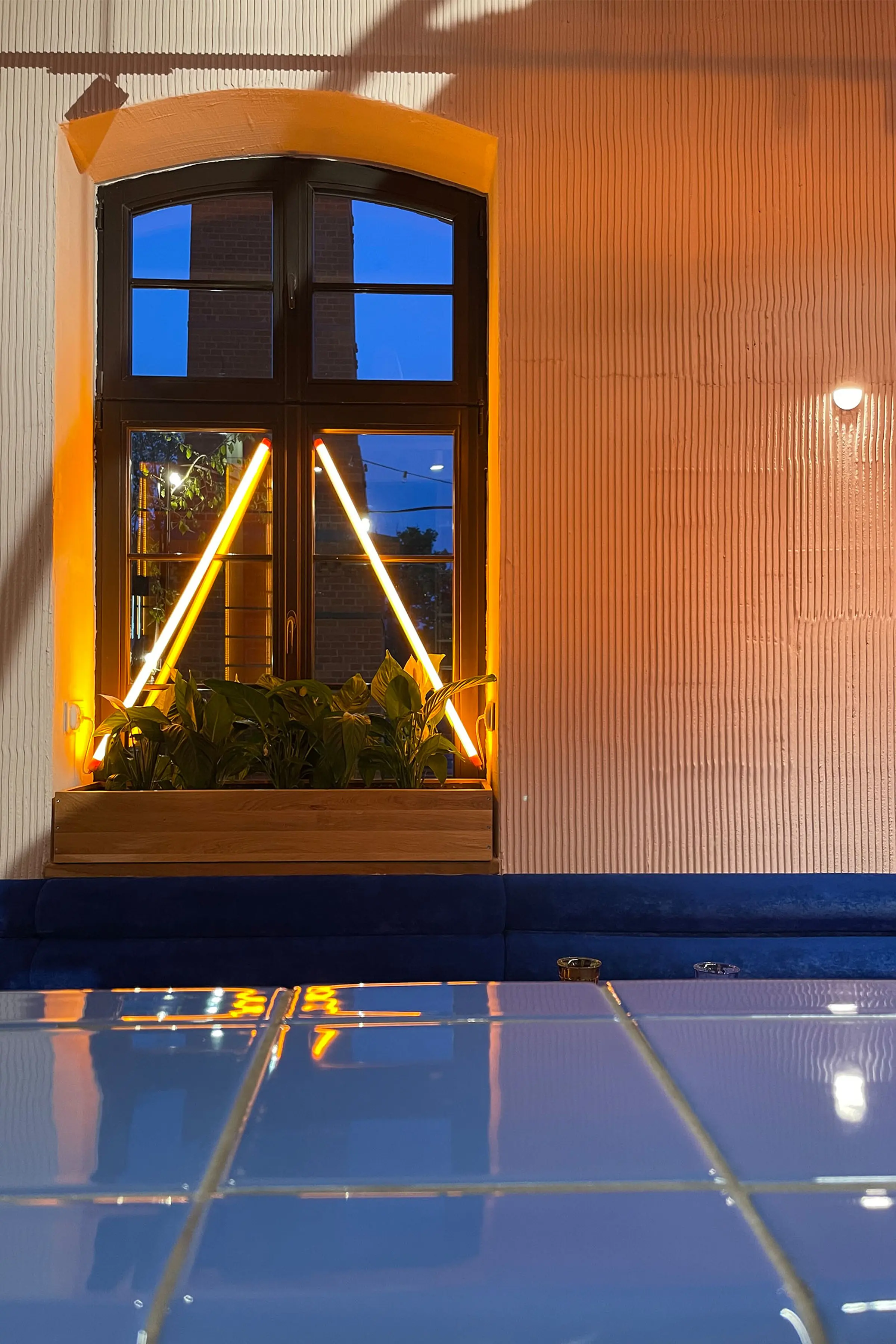 Widok na wnętrze Klubopiekarni Woda