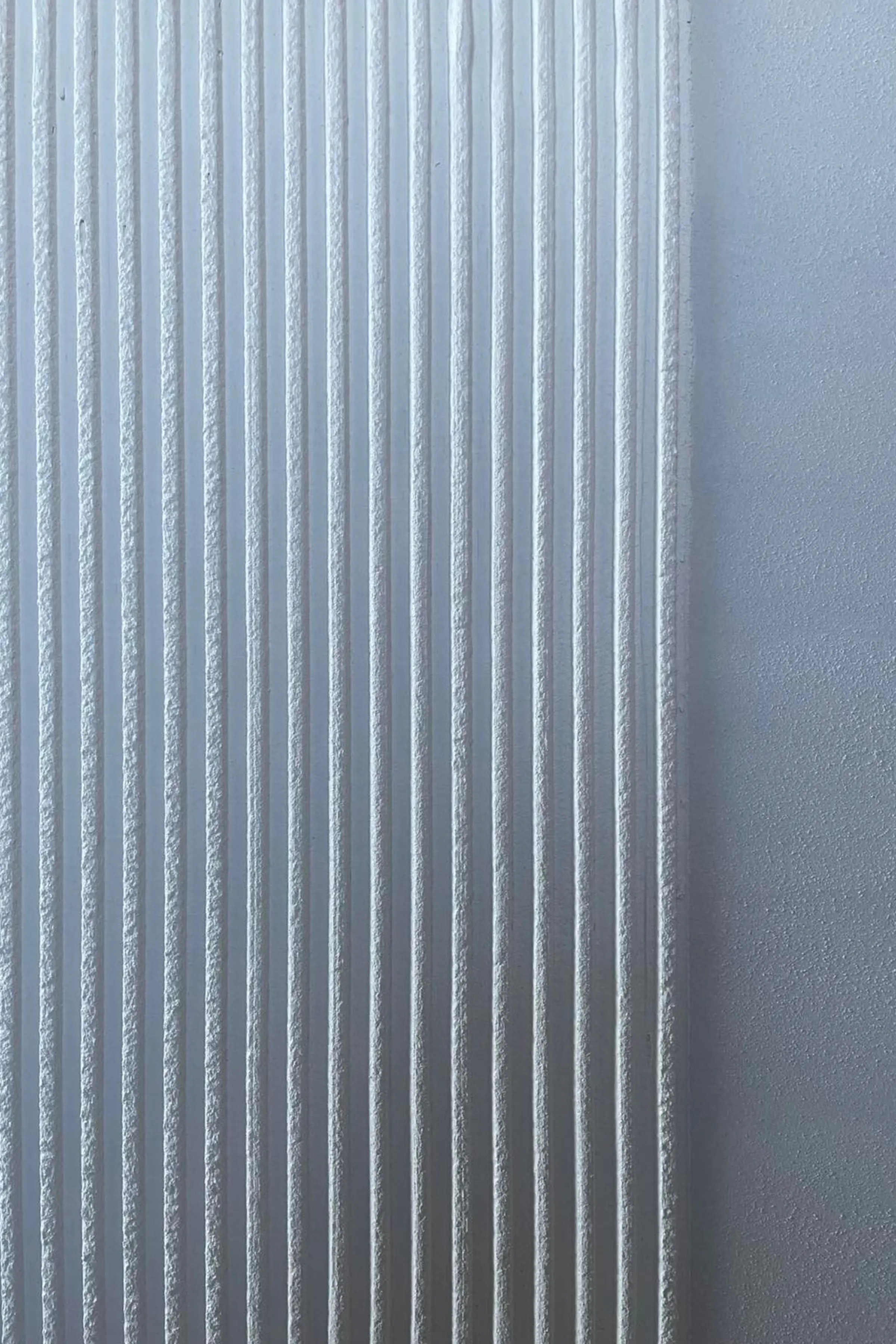 Pionowe żłobienia na ścianie