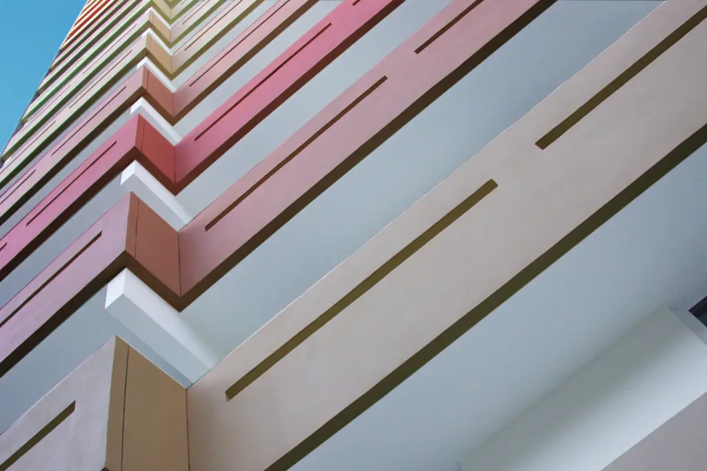 Uszkodzenia betonu na balustradach i podsufitkach płyt wspornikowych