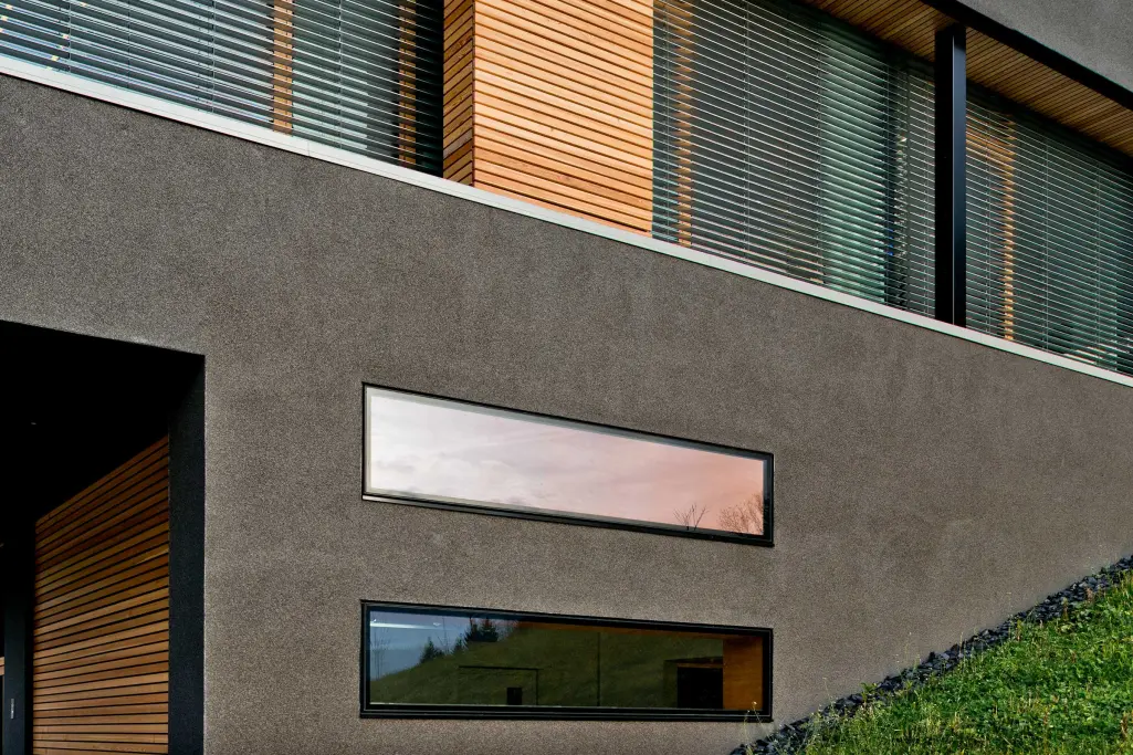 Cokół: dolna część elewacji budynku mieszkalnego, tynk mozaikowy Sto w kolorze antracytowym