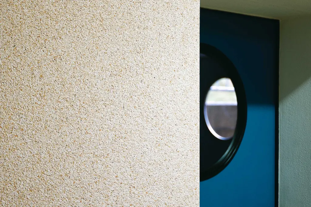 StoGranit – beżowa mozaikowa powierzchnia w szkole