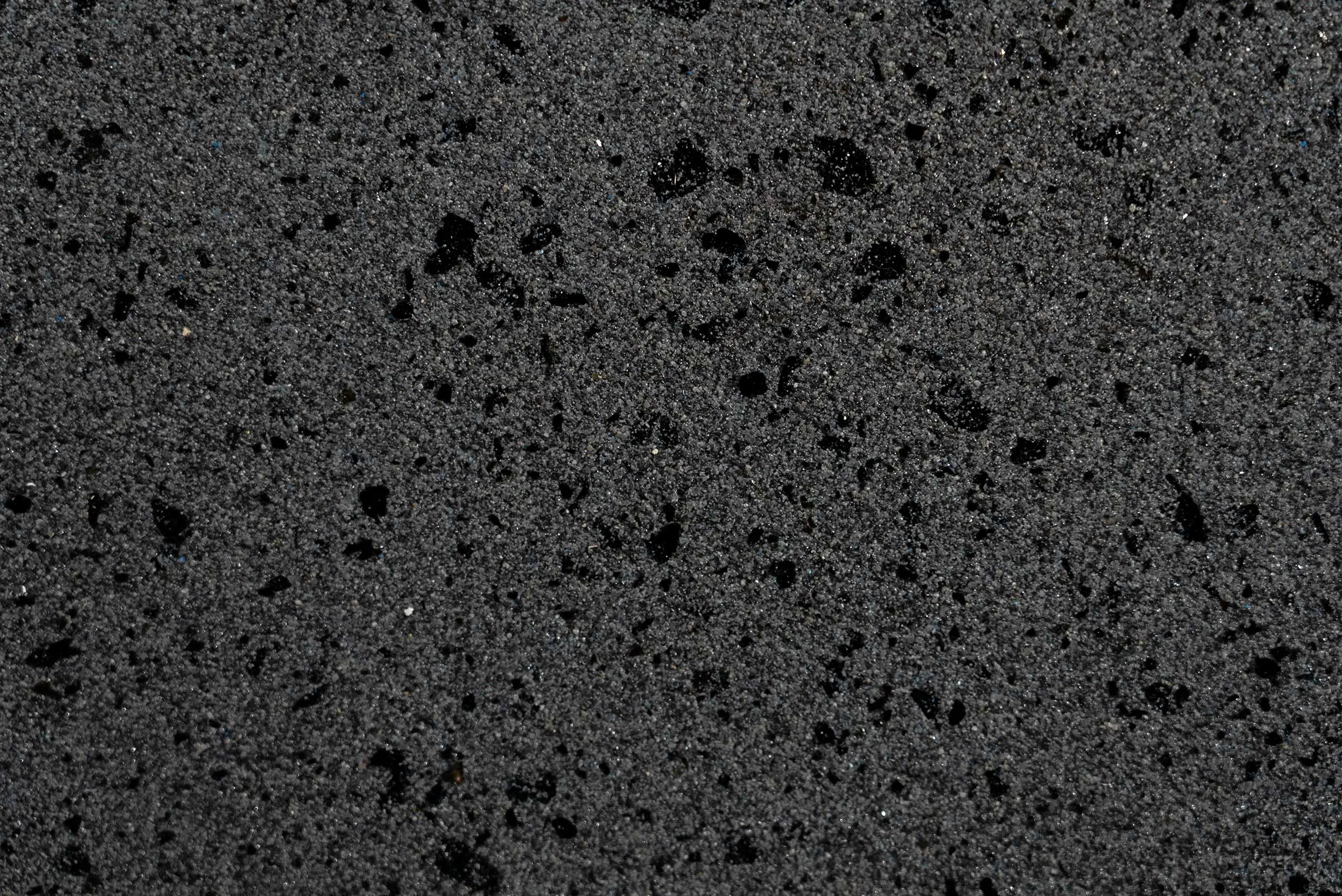 Powierzchnia tynku, tynk wielobarwny StoSuperlit® K 0,8 w kolorze antracytowym