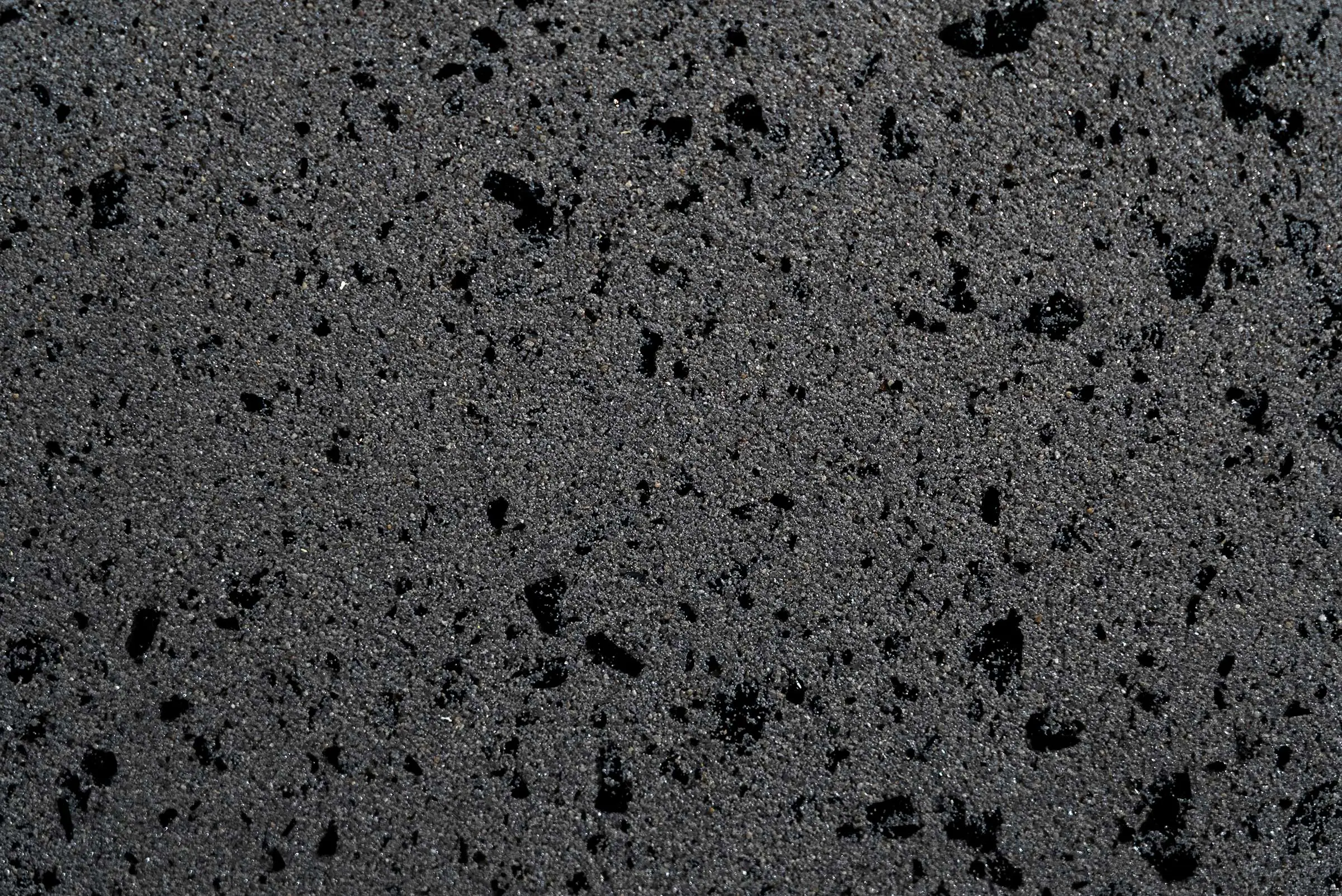 Powierzchnia tynku, tynk wielobarwny StoSuperlit® K 0,8 w kolorze antracytowym