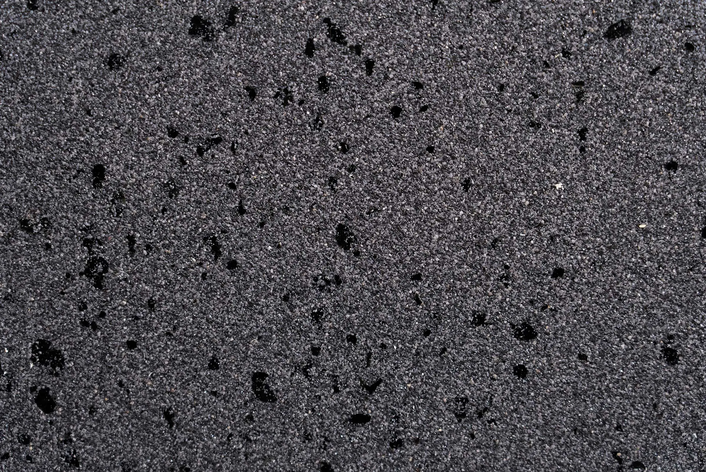 Powierzchnia tynku, tynk wielobarwny StoSuperlit® K 0,8 w kolorze antracytowym