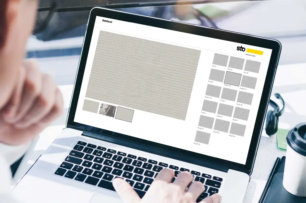 Osoba korzystająca z konfiguratora elewacji otwartego na laptopie.