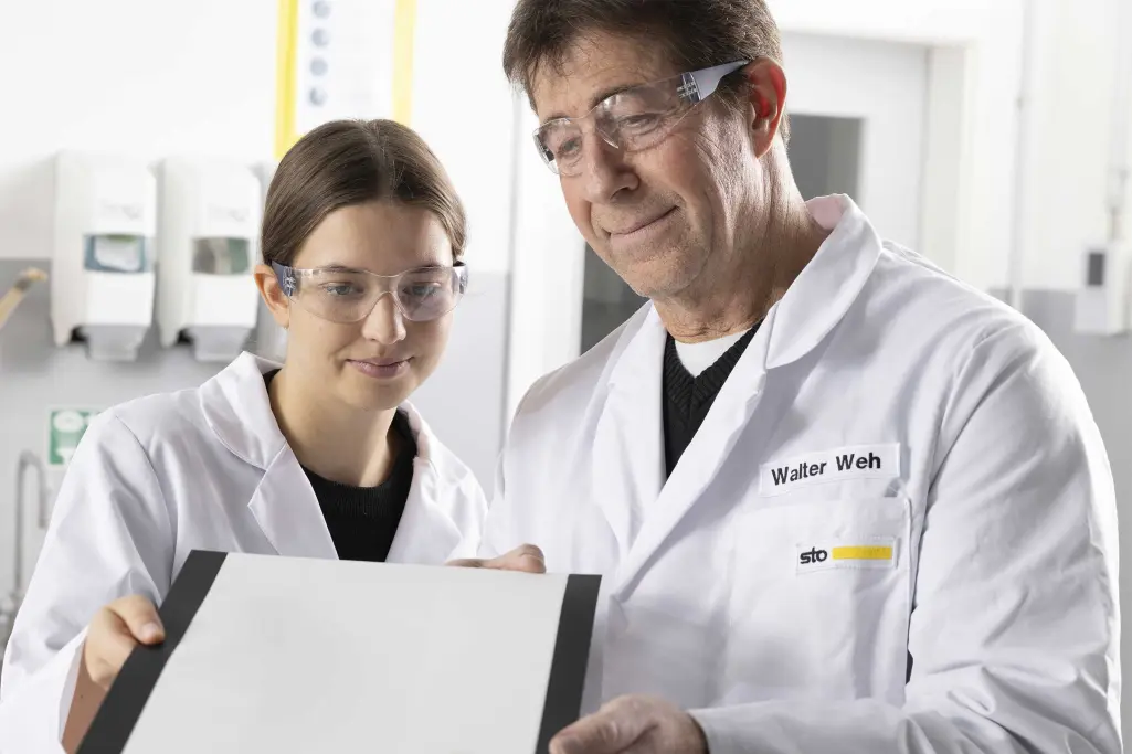 Opracowanie odpornej na zmywanie farby StoColor PuraClean, 2 pracowników laboratorium Sto