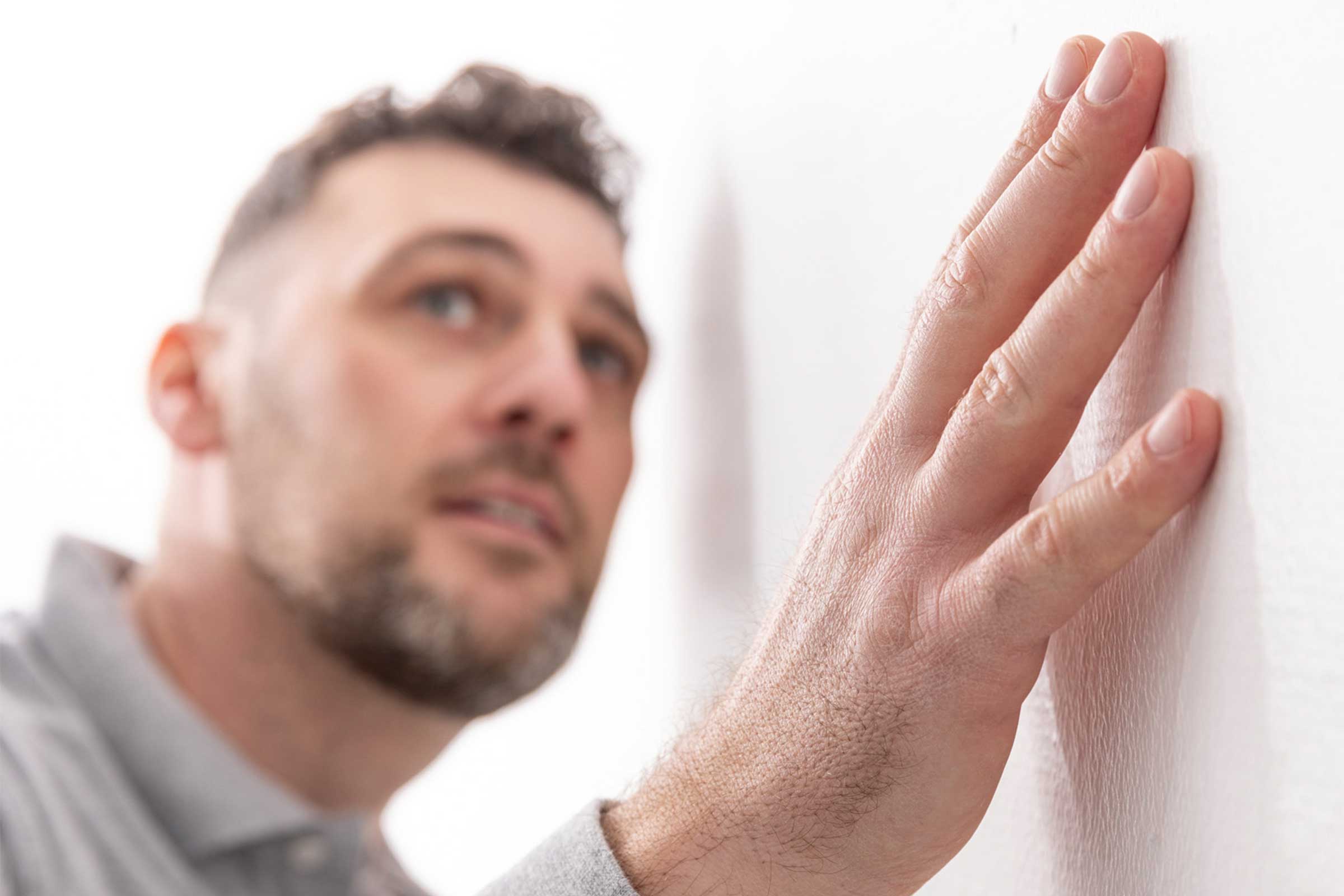 Odporna na zmywanie farba ścienna: malarz testuje farbę StoColor PuraClean na ścianie