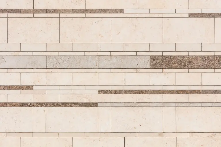 Detailaufnahme einer gedämmten Natursteinfassade, gestaltet mit StoStone Natursteinen Sto-Fossil